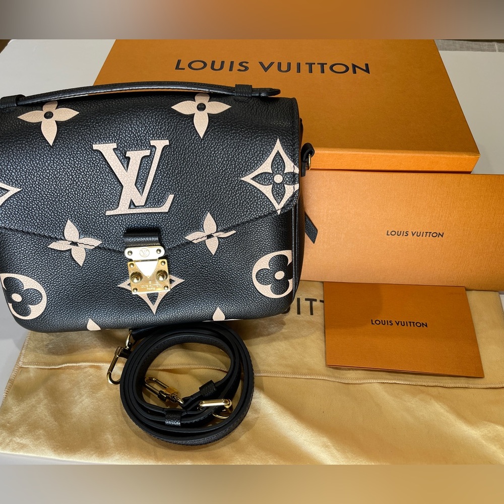 LOUIS VUITTON
Empreinte Monogram Giant Pochette Metis Black Beige